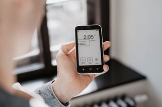Turning on Offline+ mode on the Mudita Kompakt using the side button