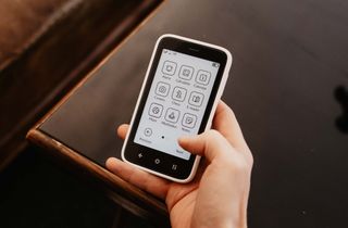 All apps included on the Kompakt phone - alarm, calendar, contacts, camera, chess, e-readder, maps, meditation, and notes.