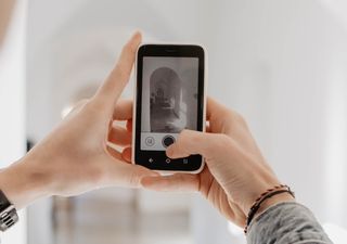 Taking a picture with the Mudita Kompakt